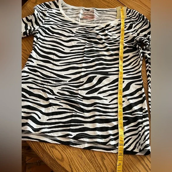Ladies Zebra Fashion Set (4) Piece: Top, Skirt, Pocketbook & Lanyard 🦓 - Picture 14 of 16